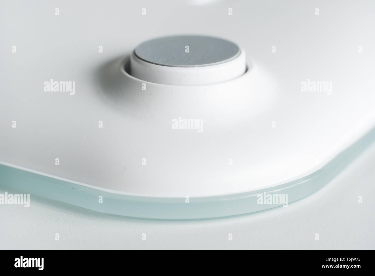 Schwarze Stift drücken. Weiße leere Plakette pin Brosche Stockfoto