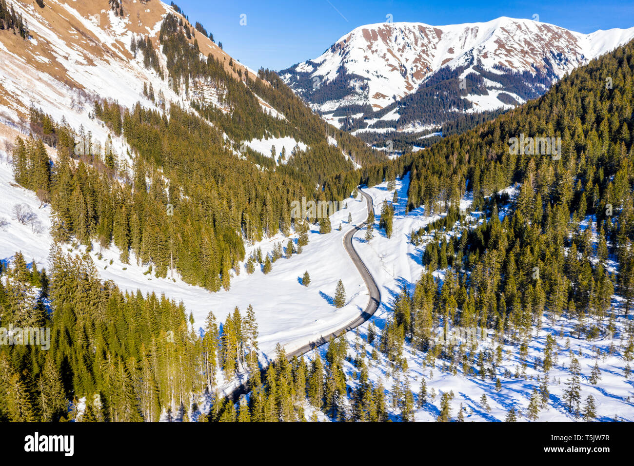 Österreich, Tirol, Lechtal, namlos Mountain Pass im Winter, Luftbild Stockfoto