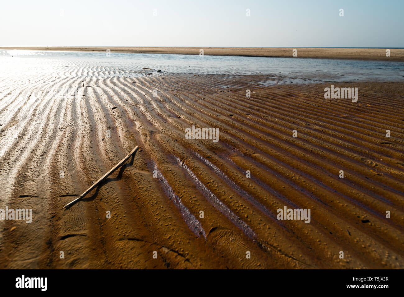 Dessert wie texturierte Sand - Ostsee Golf Strand mit weißem Sand in den Sonnenuntergang Stockfoto