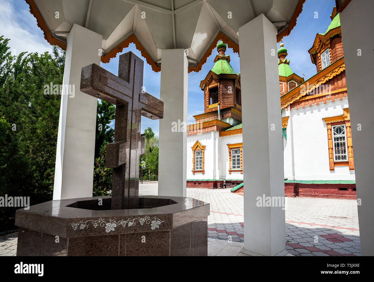 Orthodoxe Kirche mit großen steinernen Kreuz in Jarkent Stadt, Kasachstan Stockfoto