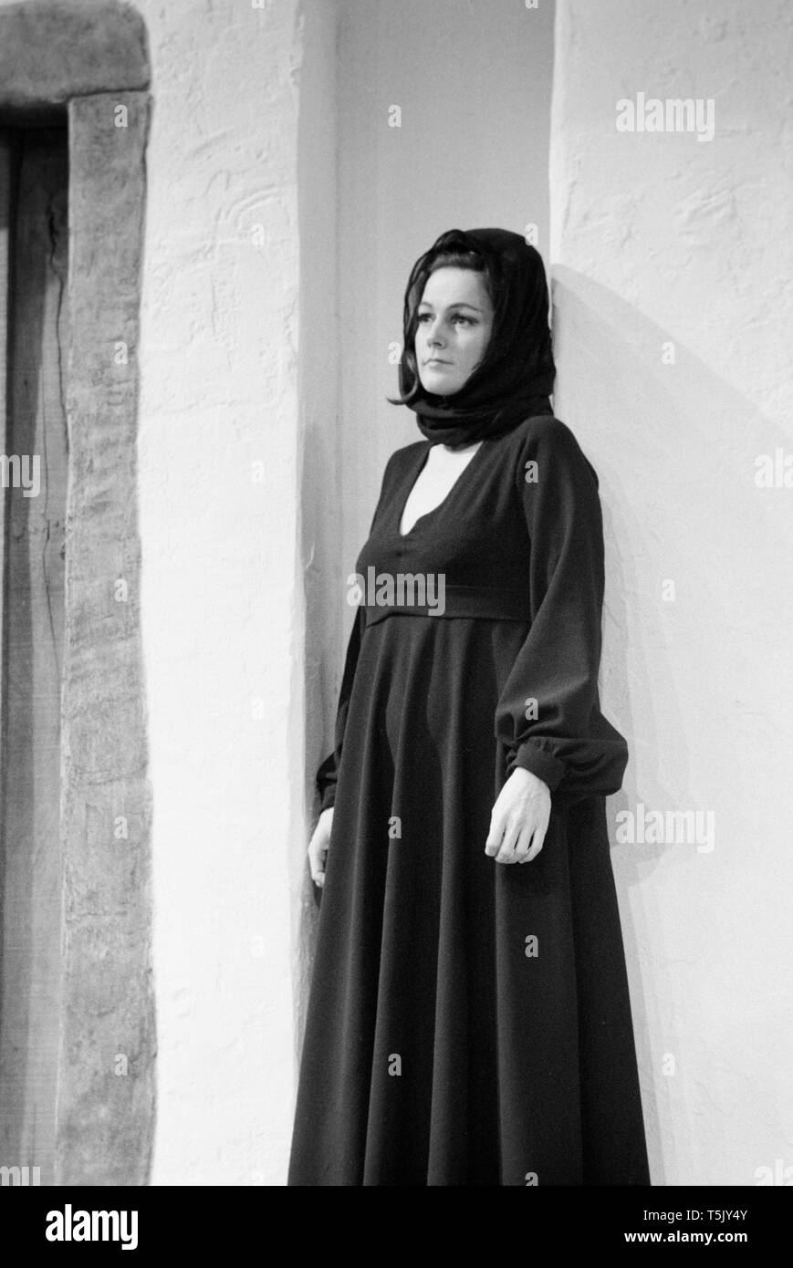 Englische Schauspielerin Angela Richards, auf der Bühne während der Proben für die play Zorba des Greenwich Theatre, London, im November 1973. Sie spielte die Rolle der Witwe. Stockfoto
