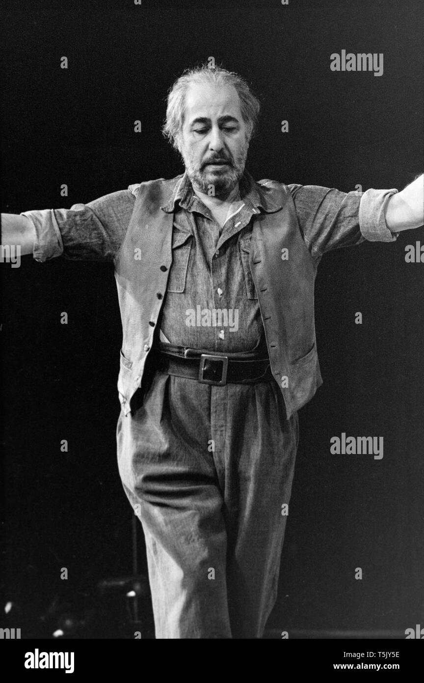 Englisch Schauspieler Alfred Markierungen auf der Bühne des Greenwich Theater in London, während der Proben für die play Zorba, im November 1973. Er das Teil von Zorba gespielt. Stockfoto
