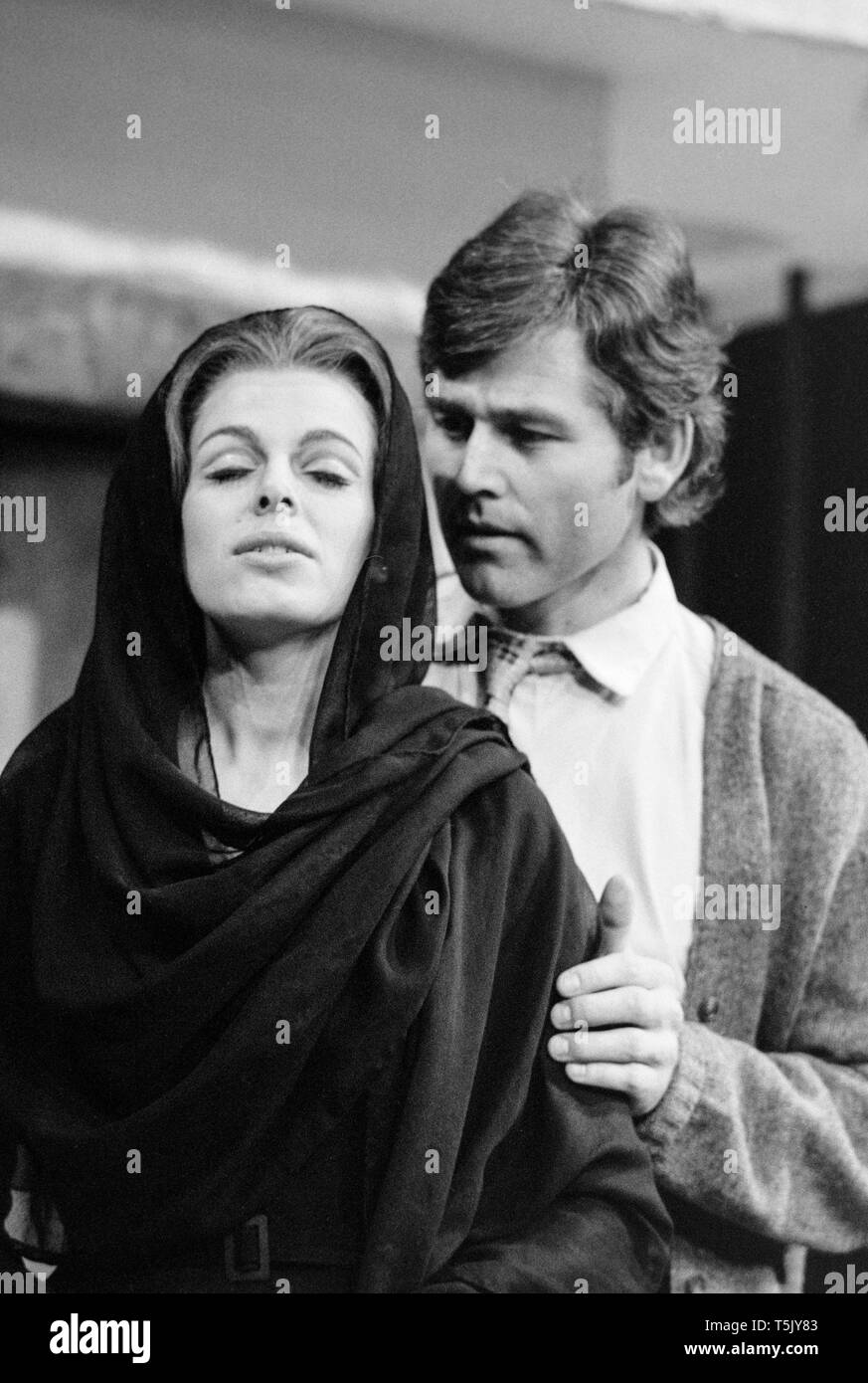 Schottische Schauspieler Jim Smilie, und englische Schauspielerin Angela Richards, auf der Bühne während der Proben für die play Zorba des Greenwich Theatre, London, im November 1973. Smilie gespielt von Nikos, und Richards war in der Rolle als die Witwe. Stockfoto