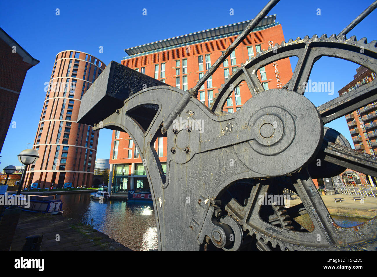 Fluss Aire und der alte Kran am Kai von Geschäften und Büros im Clarence Dock Leeds yorkshire United Kingdom Stockfoto