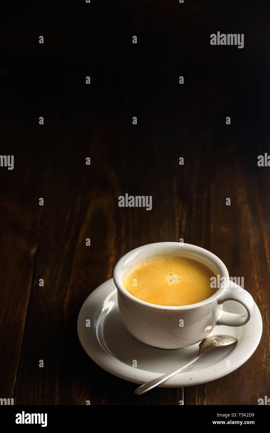 Schwarzen Kaffee auf dunklem Hintergrund. Text Raum über der Schale Stockfoto