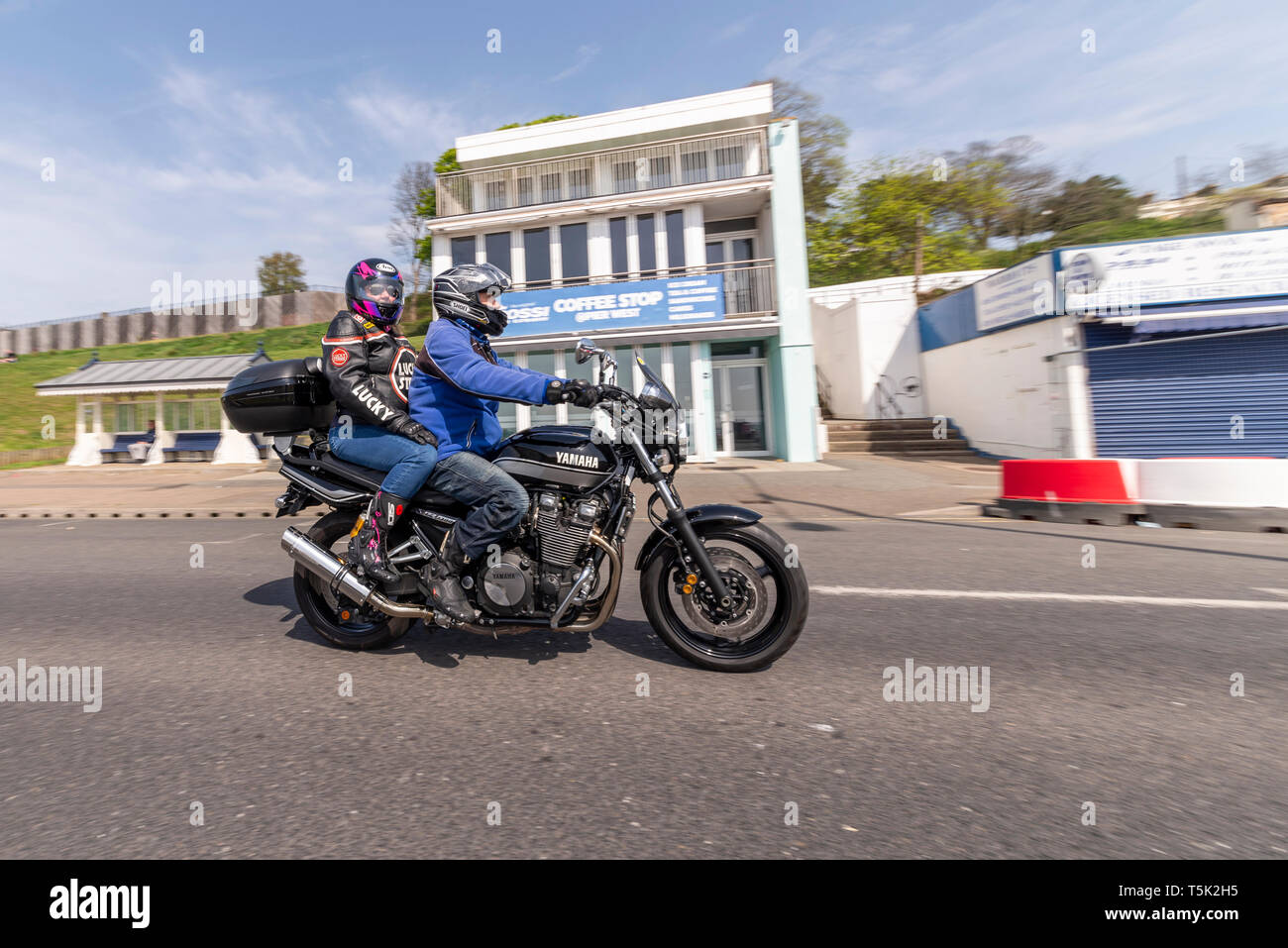 Yamaha XJR1300 Motorrad mit Sozius bei der Southend Shakedown Motorradrallye, Southend on Sea, Essex, Großbritannien Stockfoto