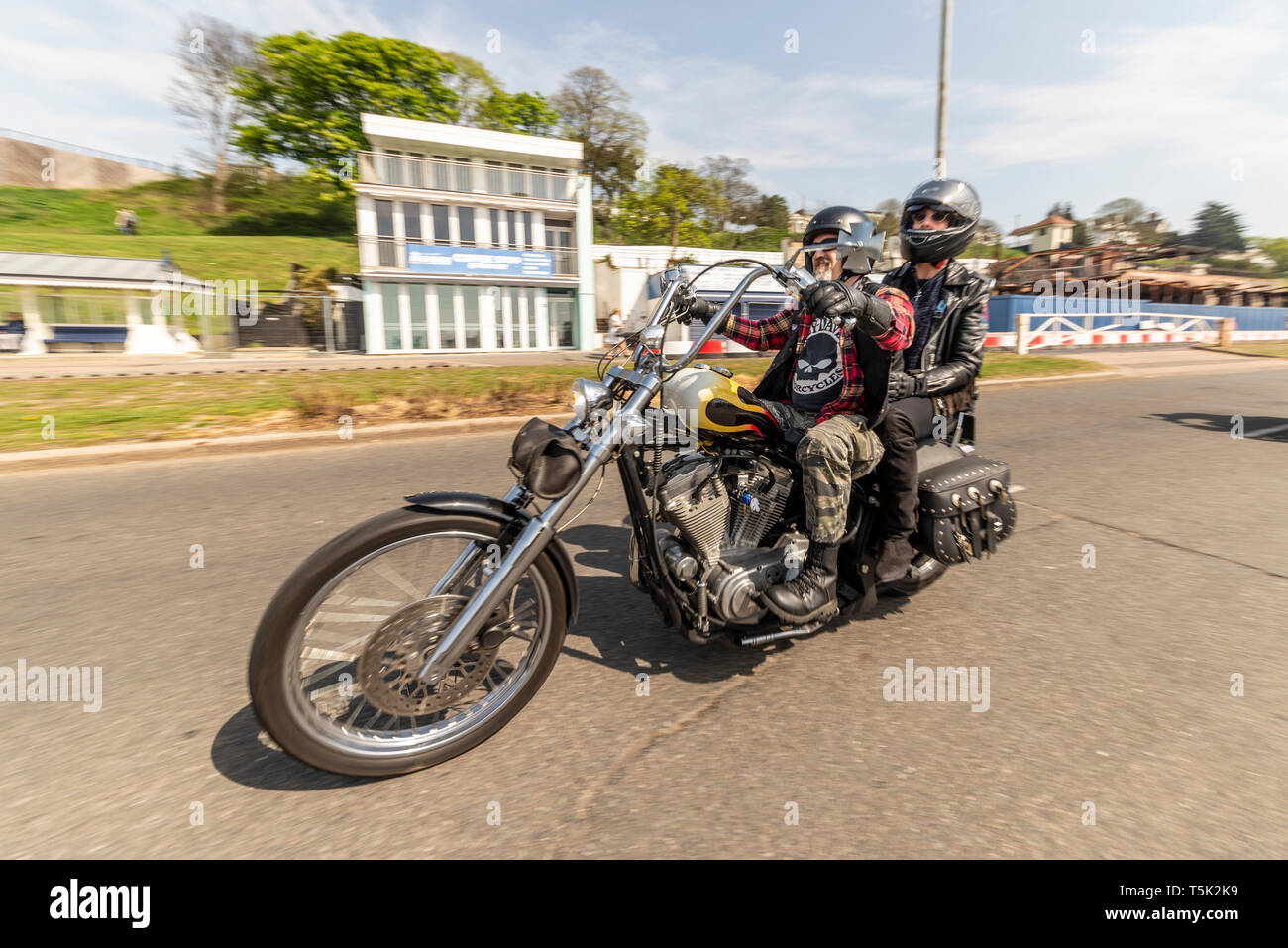 Maßgeschneiderte Motorradtour auf der Southend Shakedown Motorradrallye mit Sozius, Southend on Sea, Essex, Großbritannien Stockfoto