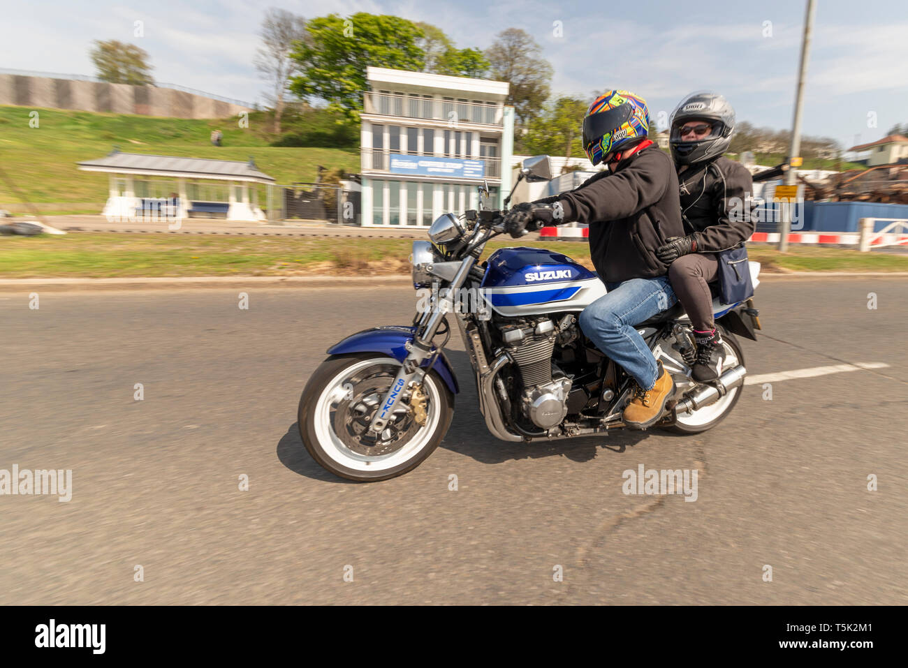 Suzuki Motorrad mit Sozius bei der Southend Shakedown Motorradrallye, Southend on Sea, Essex, Großbritannien Stockfoto