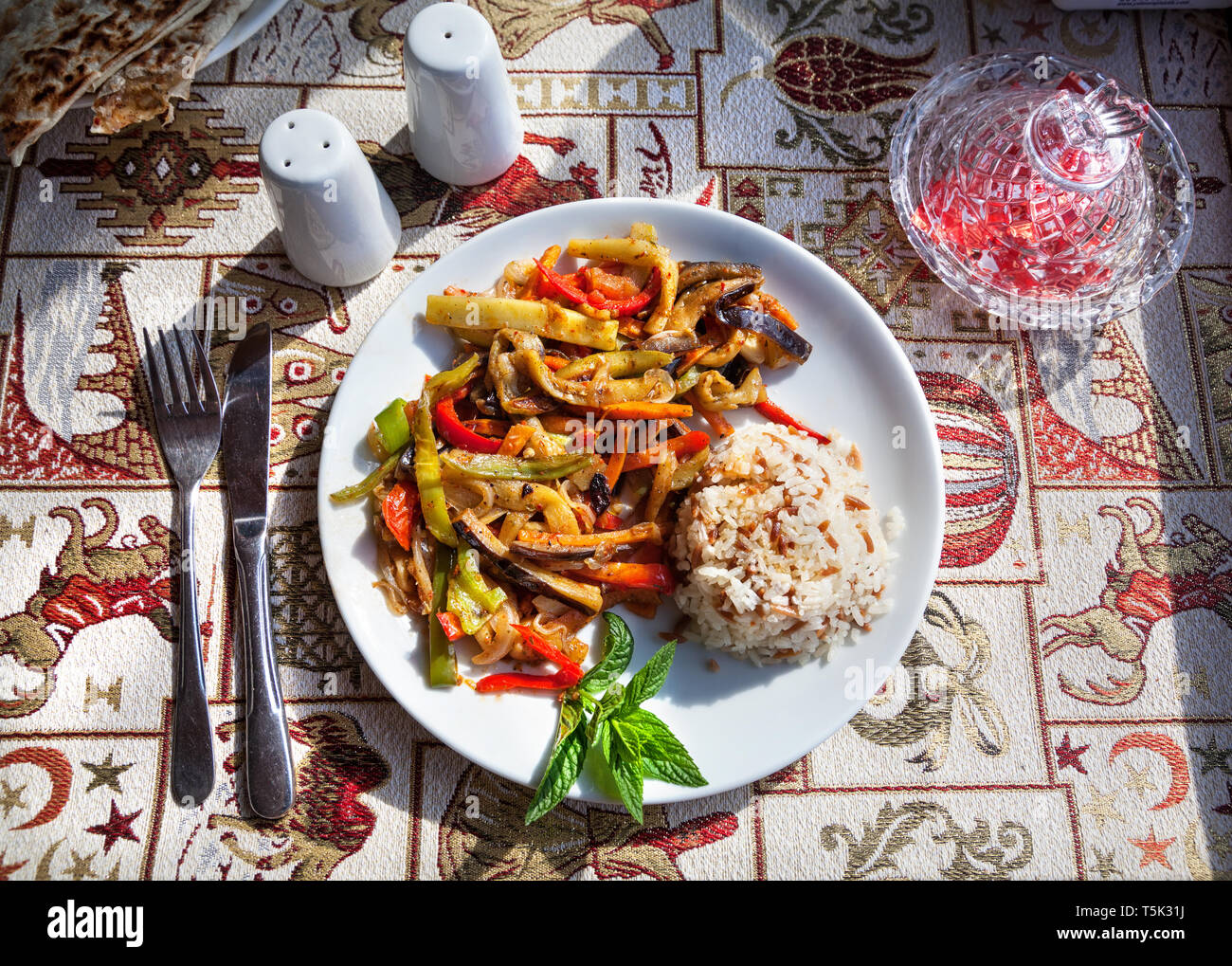 Gemüse, Reis und türkische Pfannkuchen Gözleme im Restaurant in Istanbul, Türkei Stockfoto
