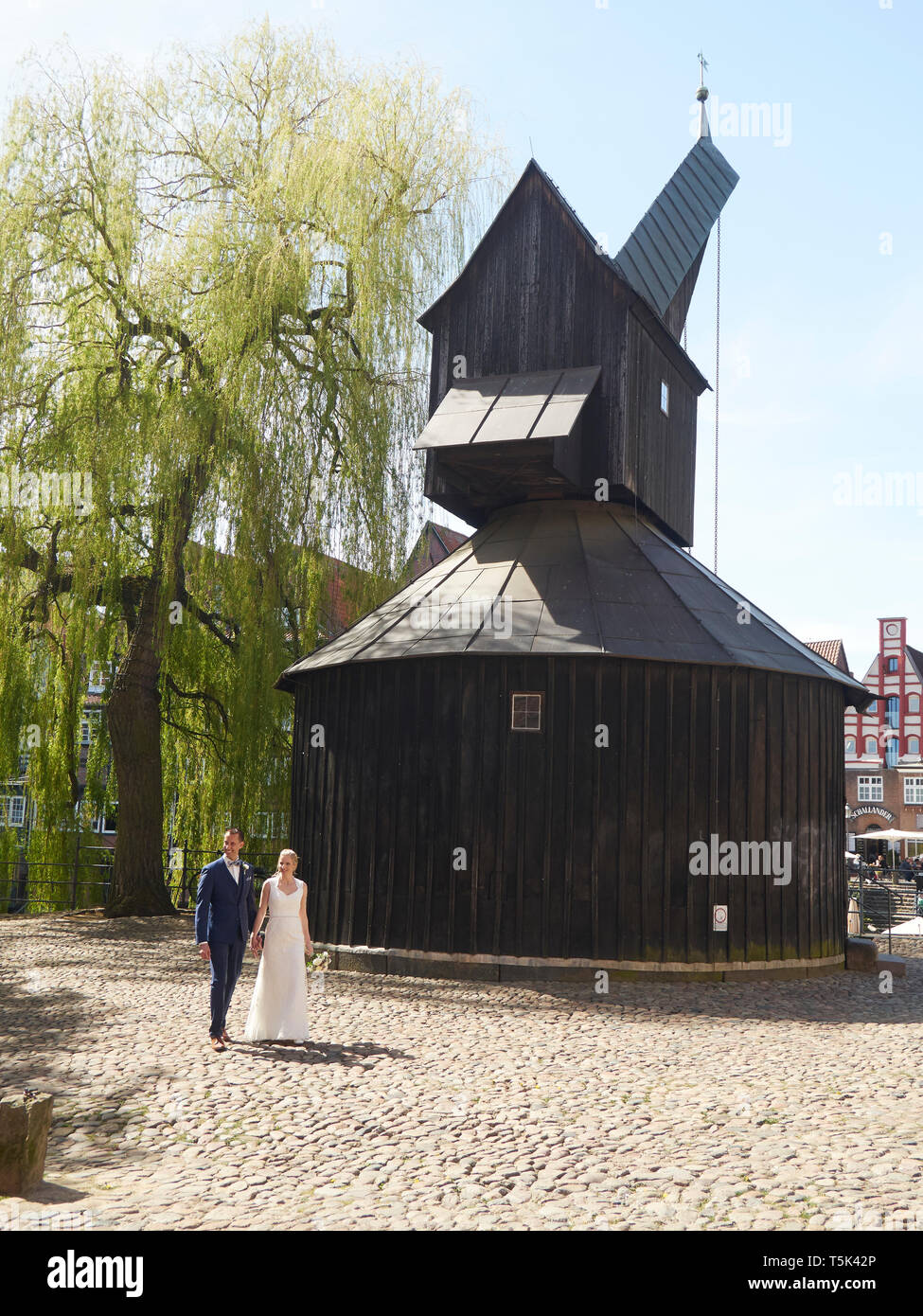 Verheiratet Paar an der alte Kran, Lüneburg, Deutschland Stockfoto