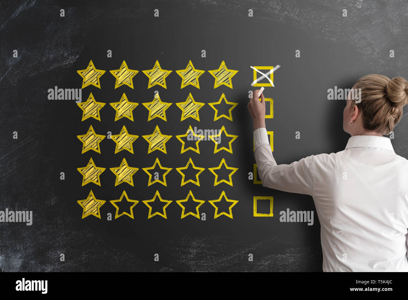 Ausgezeichnetes 5-Sterne-Hotel Kunden Feedback oder Client service Rating mit Rückansicht der Frau an der Tafel Stockfoto