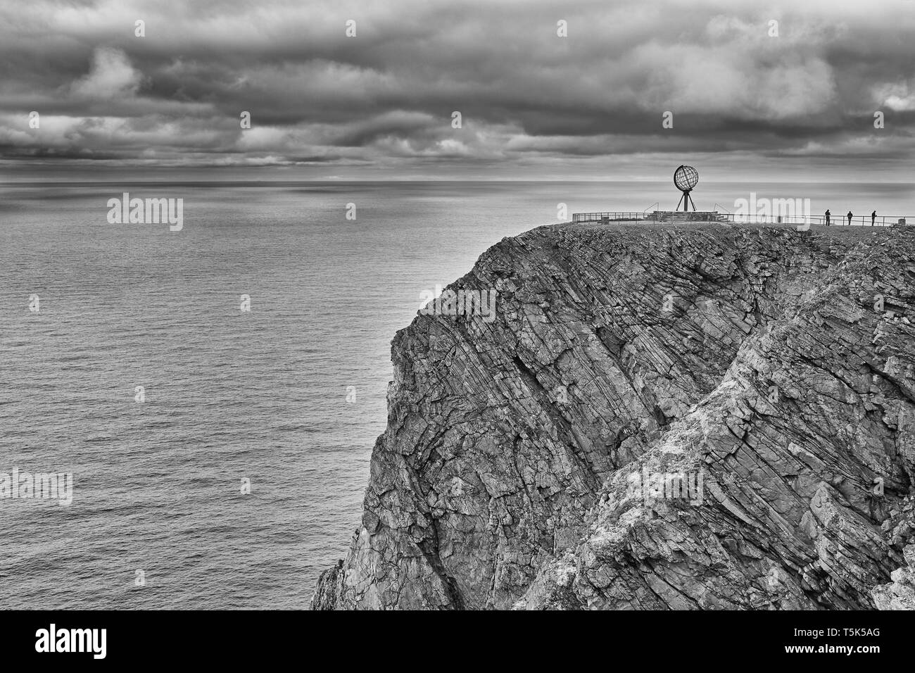 Moody Schwarz-weiß-Foto der Cliff Tops and Globe am Nordkapp, 71°10′21″ N, 2.102,3 km vom Nordpol entfernt. Stockfoto