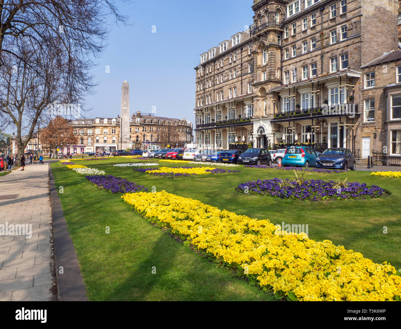 Das Ehrenmal und Frühlingsblumen vor der Yorkshire Hotel in Aussicht Gardens Harrogate Yorkshire England Stockfoto