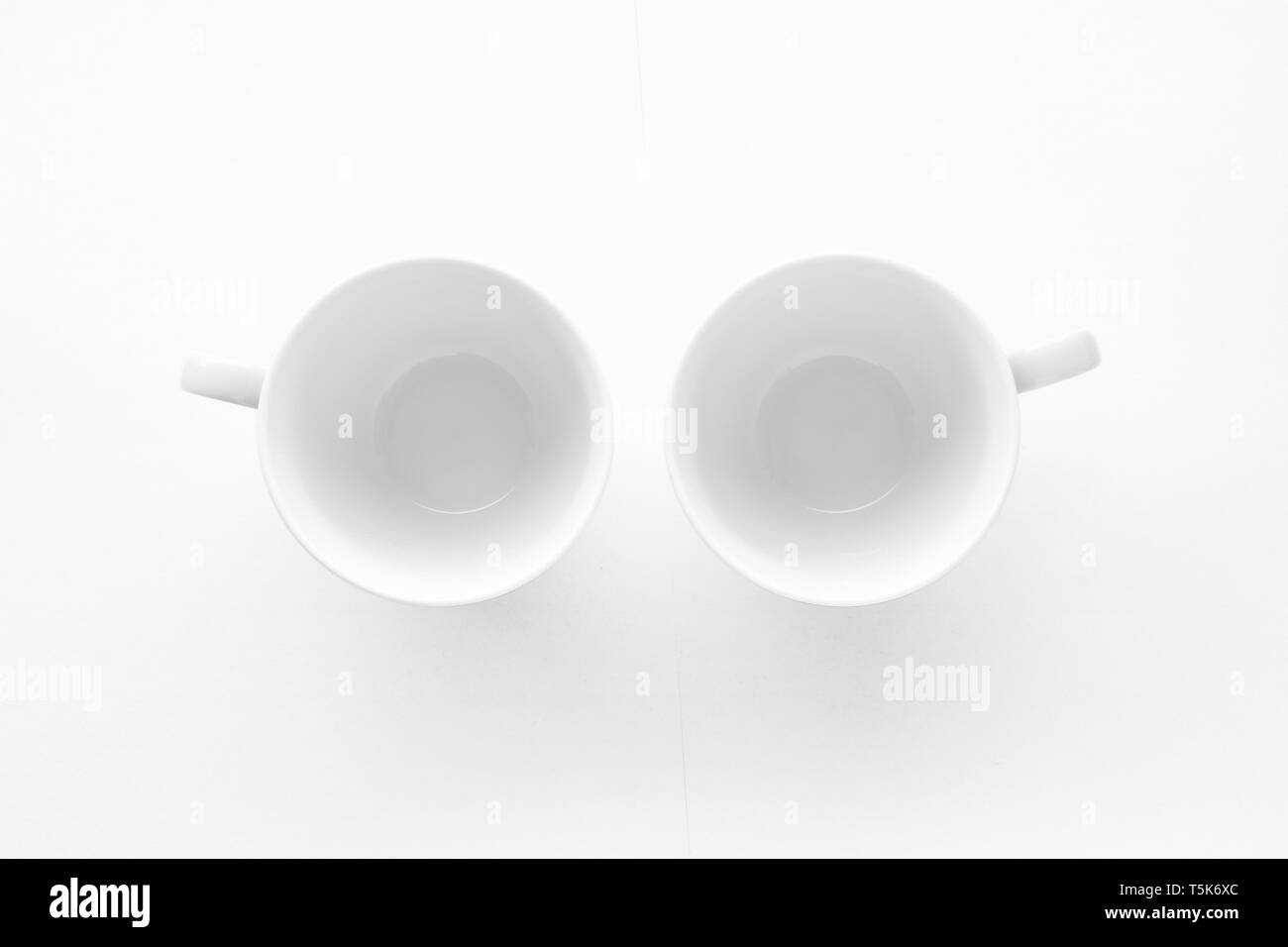 Küche, Geschirr Design und Konzept - leere Tasse und Untertasse mockup auf weißem Hintergrund, flatlay Stockfoto