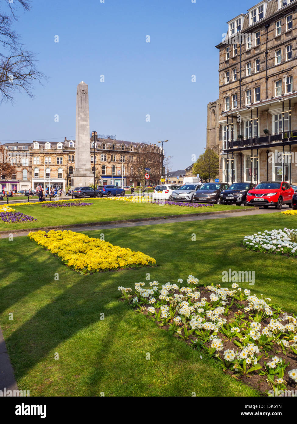 Das Ehrenmal und Frühlingsblumen in Aussicht Gärten in Harrogate Yorkshire England Stockfoto