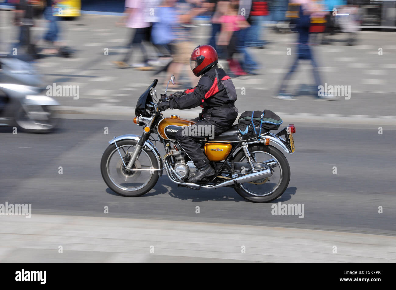 Honda CB500 vier Motorräder auf der Southend Shakedown 2014 Motorrad Rally, Southend on Sea, Essex, Großbritannien. Bewegungsunschärfe an Menschen vorbei Stockfoto