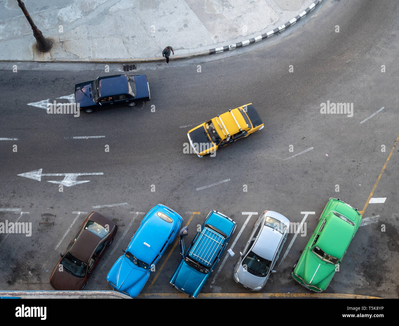 Zeile der klassischen Autos von oben in Havanna, Kuba Stockfoto