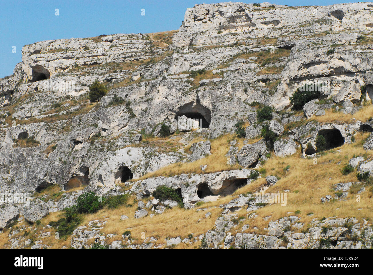 Dieser Hang, neben der aktuellen historischen Stadt Matera, Italien, enthält einige der frühesten Behausungen der Troglodytes. Stockfoto