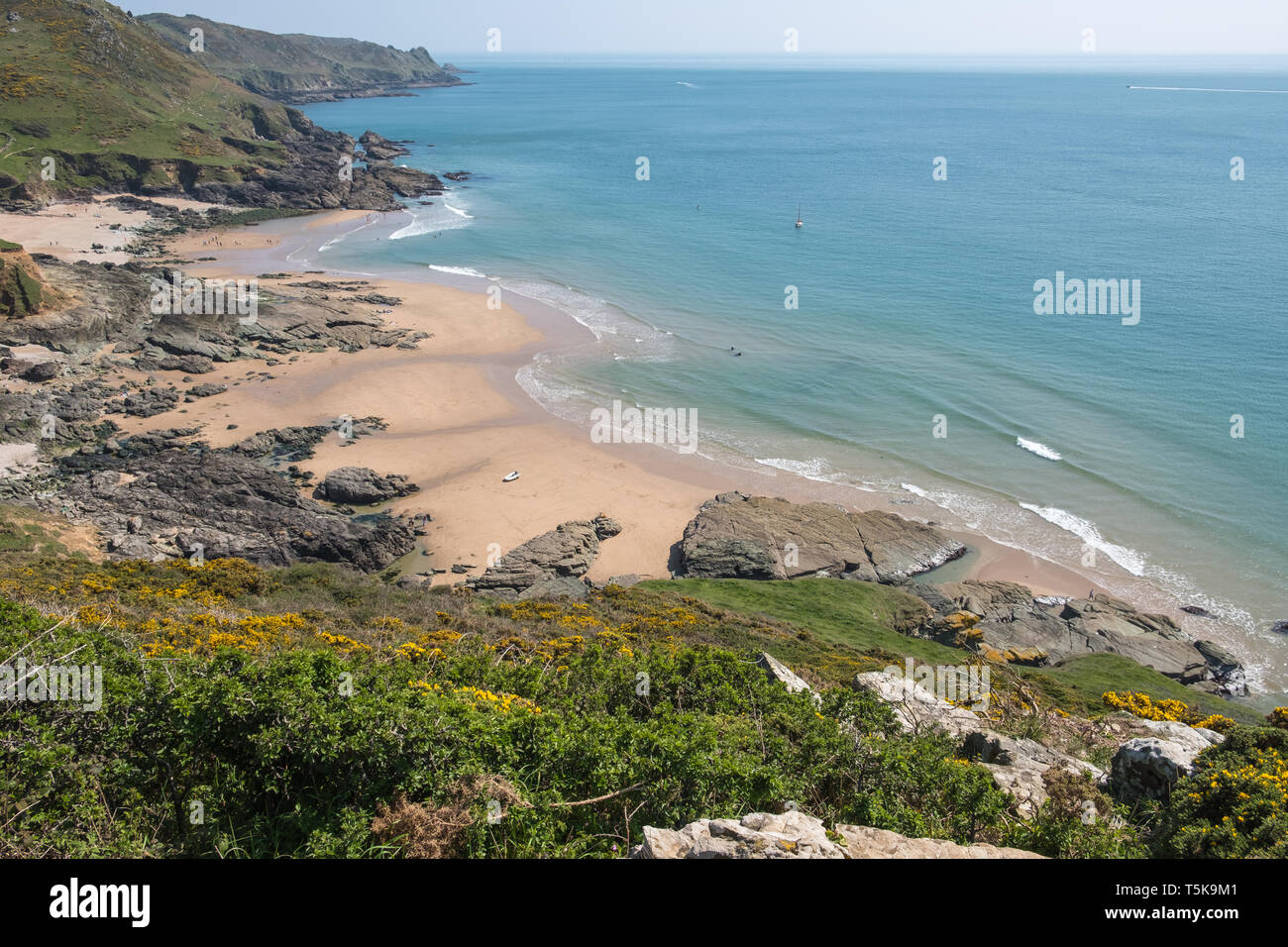 Zerklüftete Küste und die abgeschiedenen Gara Rock Beach in der Nähe von East Portlemouth in South Hams, Devon, Großbritannien Stockfoto