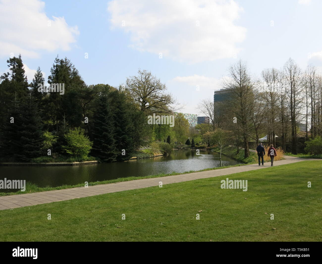 Blick auf die Weiten der Rasen und See in Utrecht botanischen Garten mit den Gebäuden der Universität Science Park in der Ferne; Fort Hoofddijk Stockfoto