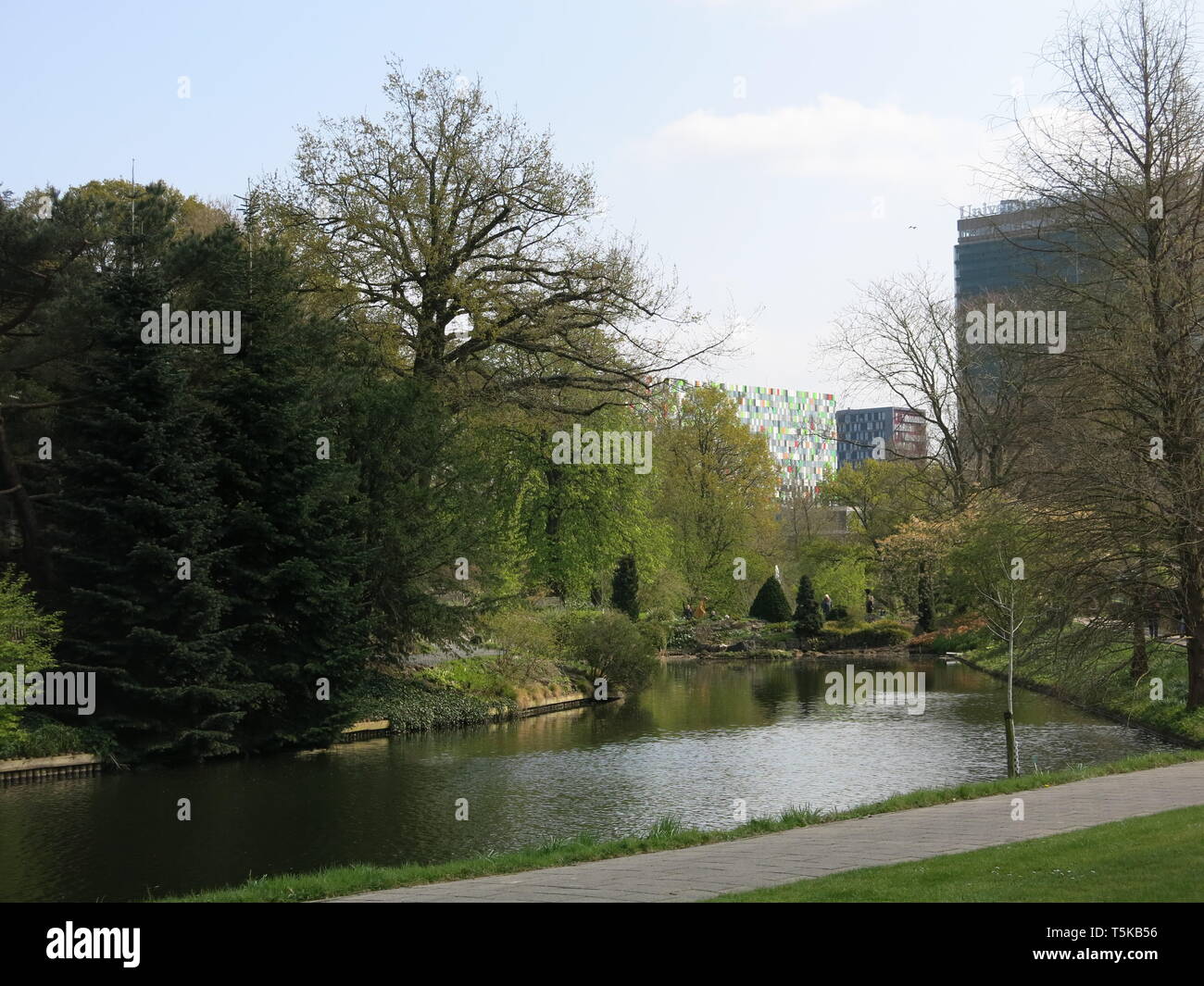Blick auf die Weiten der Rasen und See in Utrecht botanischen Garten mit den Gebäuden der Universität Science Park in der Ferne; Fort Hoofddijk Stockfoto