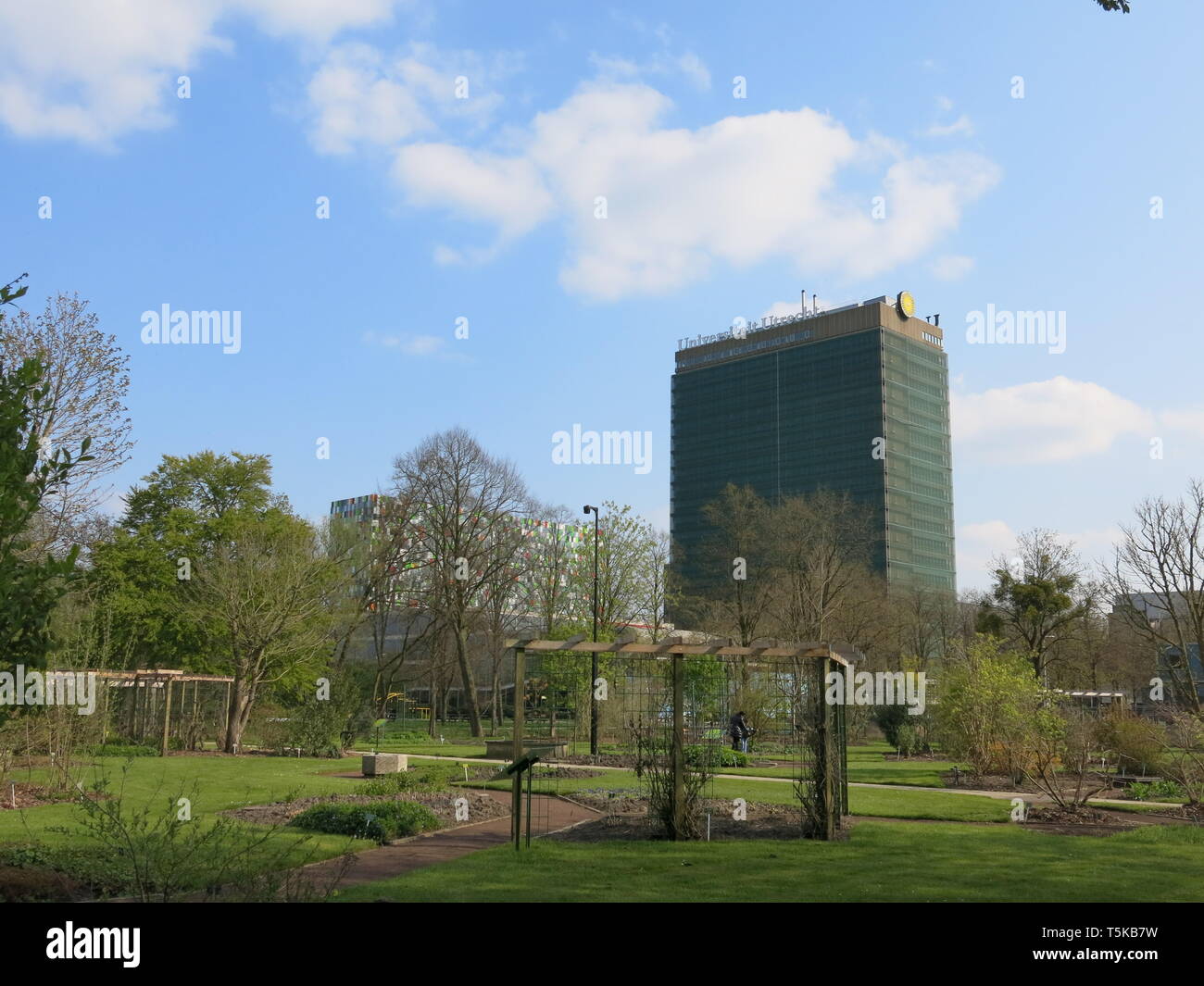 Blick auf die Weiten der Rasen & blauen Himmel bei Utrecht botanischen Garten mit den Gebäuden der Universität Science Park in der Ferne; Fort Hoofddijk Stockfoto