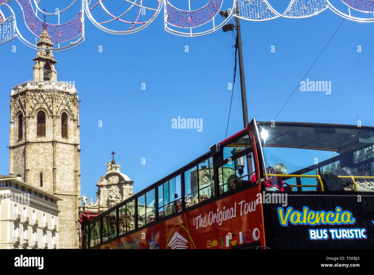 Valencia Spanien Stadtzentrum Stadtrundfahrt Bus Doppeldecker auf der Plaza de la Reina, Kathedrale von Valencia Turm Hintergrund Valencia Tourismus Stockfoto