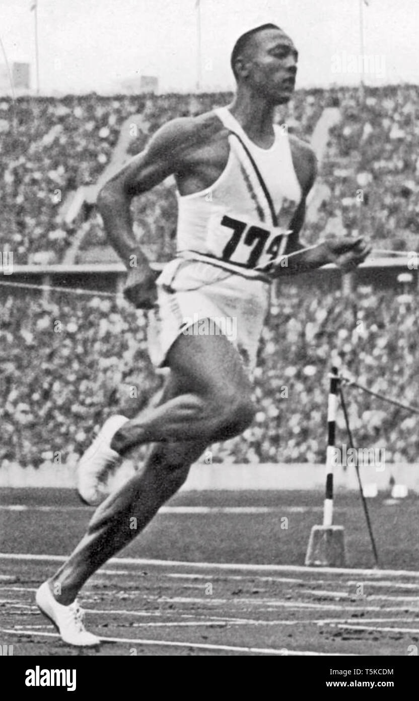 JESSE OWENS (1913-1980), US-amerikanische Athlet gewann die 100 m Rennen bei den Olympischen Spielen 1936 in Berlin am 3. August. Stockfoto