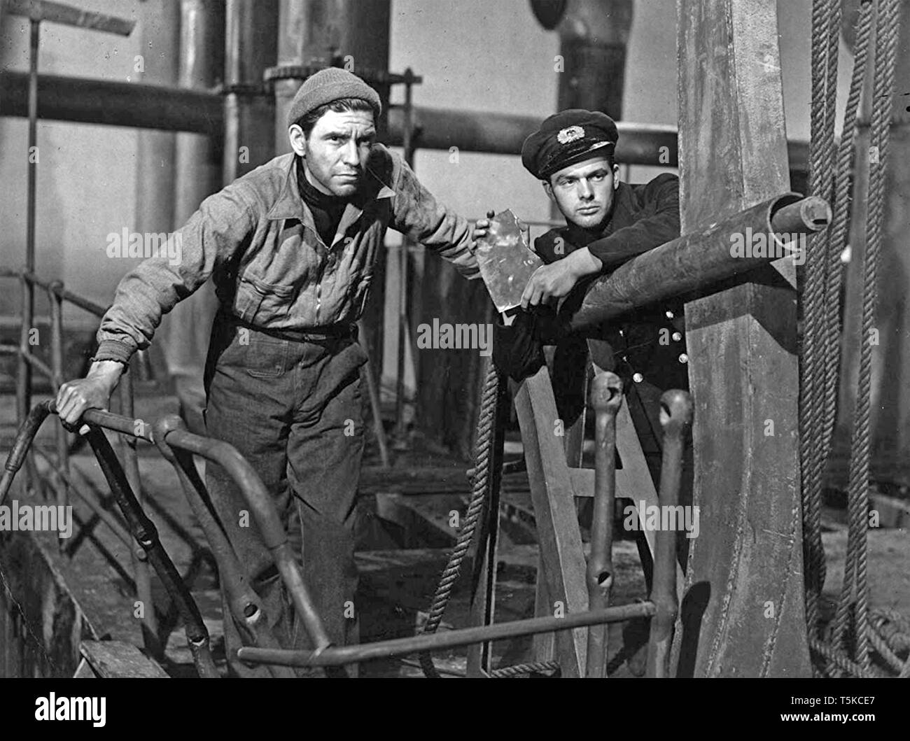 SAN DEMETRIO LONDON 1943 Ealing Film Studios mit Robert Beatty links und Robert Hammer Stockfoto