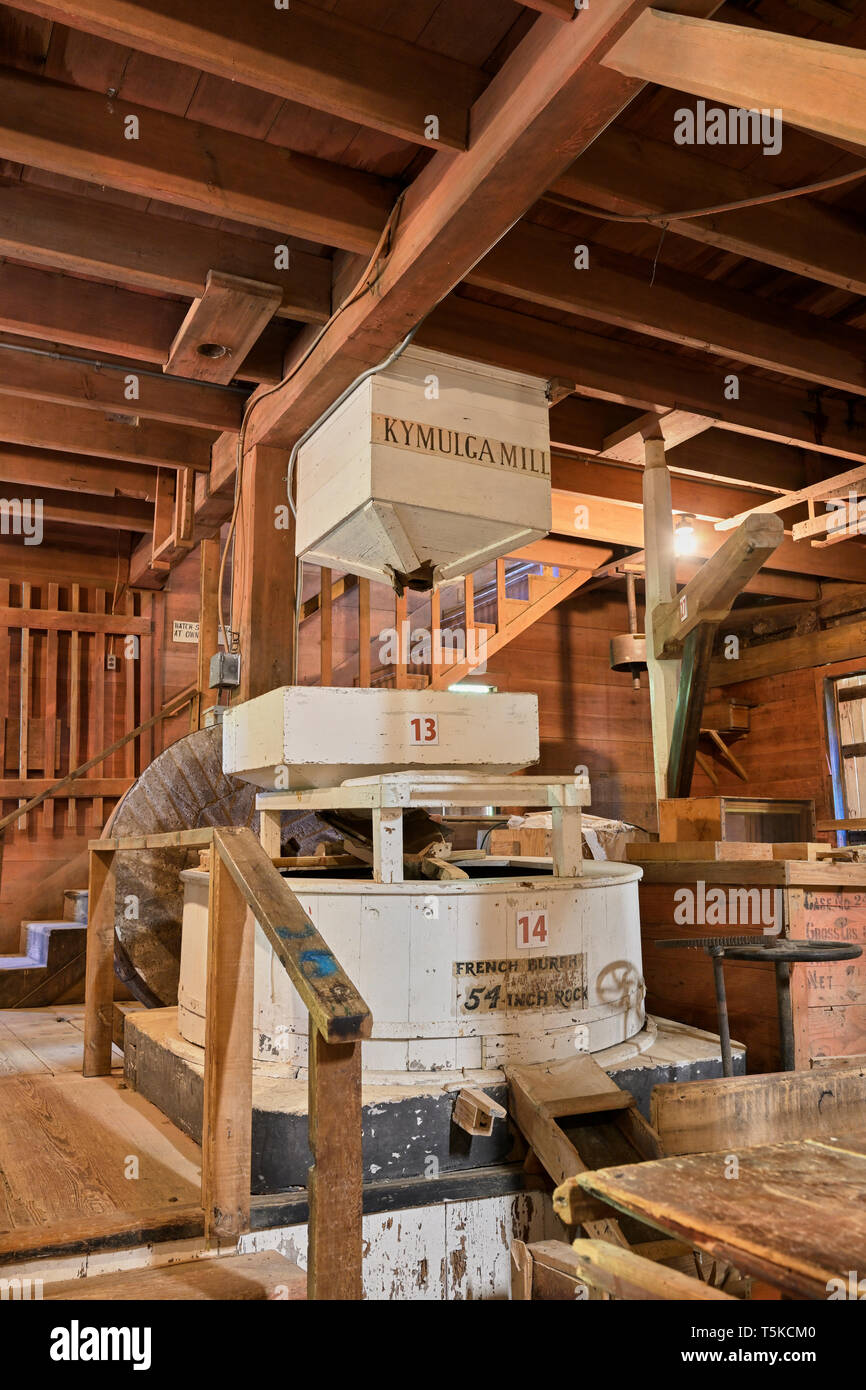 Kymulga Grist Mill Innenraum Frässtation und Maschinen mit mühlstein an der historischen Mühle in Childersburg Alabama, USA. Stockfoto
