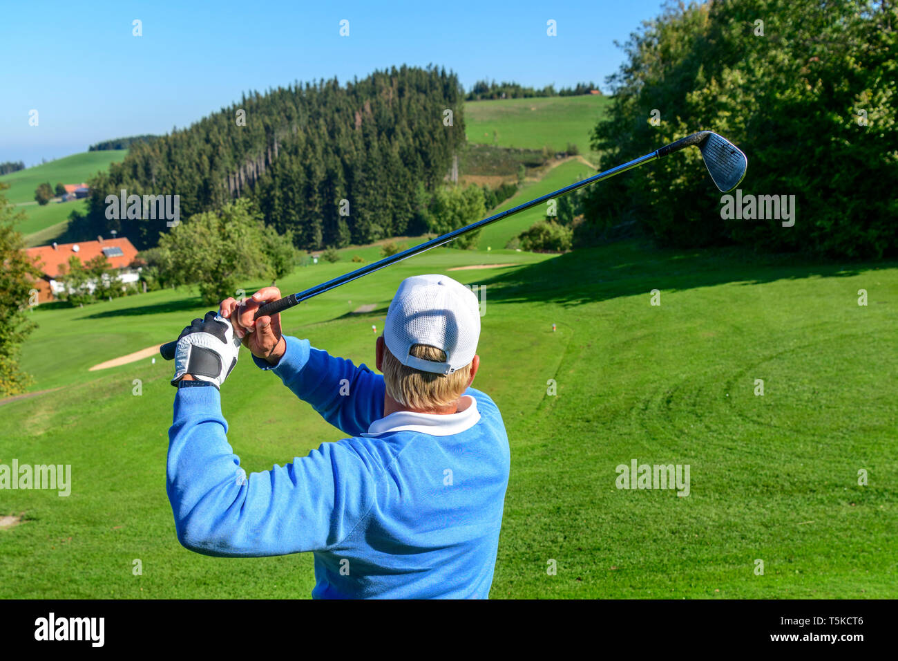 Golf Spieler Schlagen einer Kugel Stockfoto