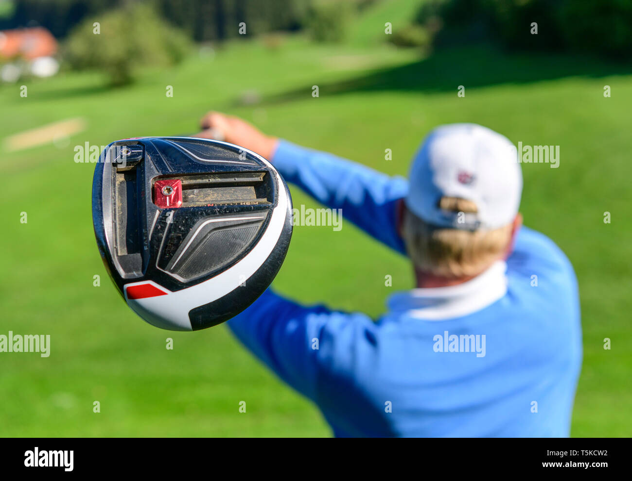 Golf Spieler Schlagen einer Kugel Stockfoto