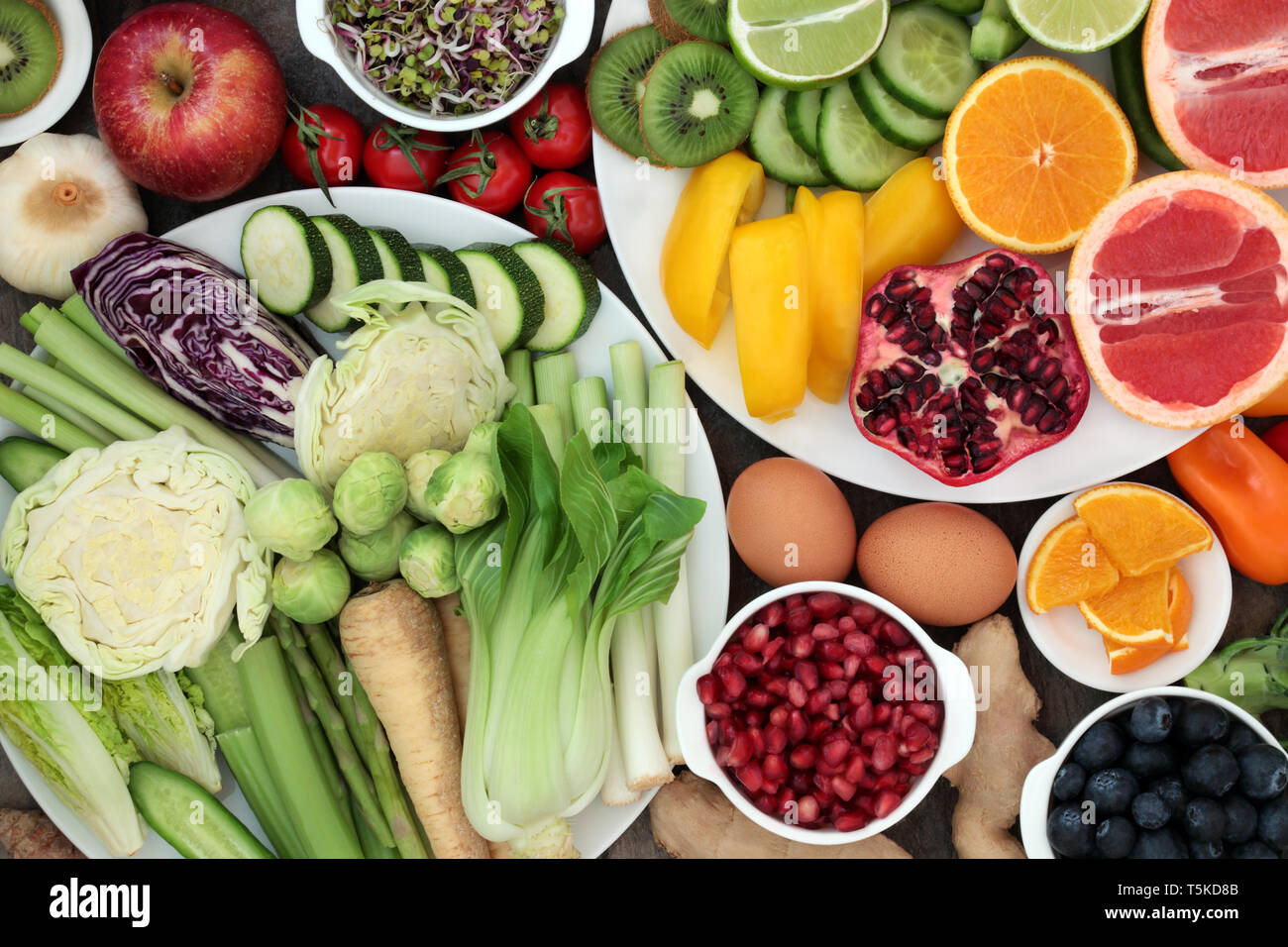 Gesundheit Nahrung für sauber essen Konzept mit frischem Obst, Gemüse, Milchprodukte, Kräutern und Gewürzen. Hoch in den Antioxydantien, Eiweiß, Vitamine und Ballaststoffe. Stockfoto