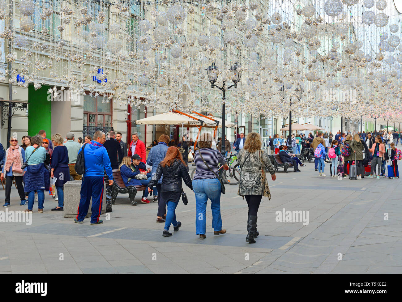 Touristen auf nikolskaya Street, Fußgängerzone in Kitaj-gorod von Moskau Stockfoto