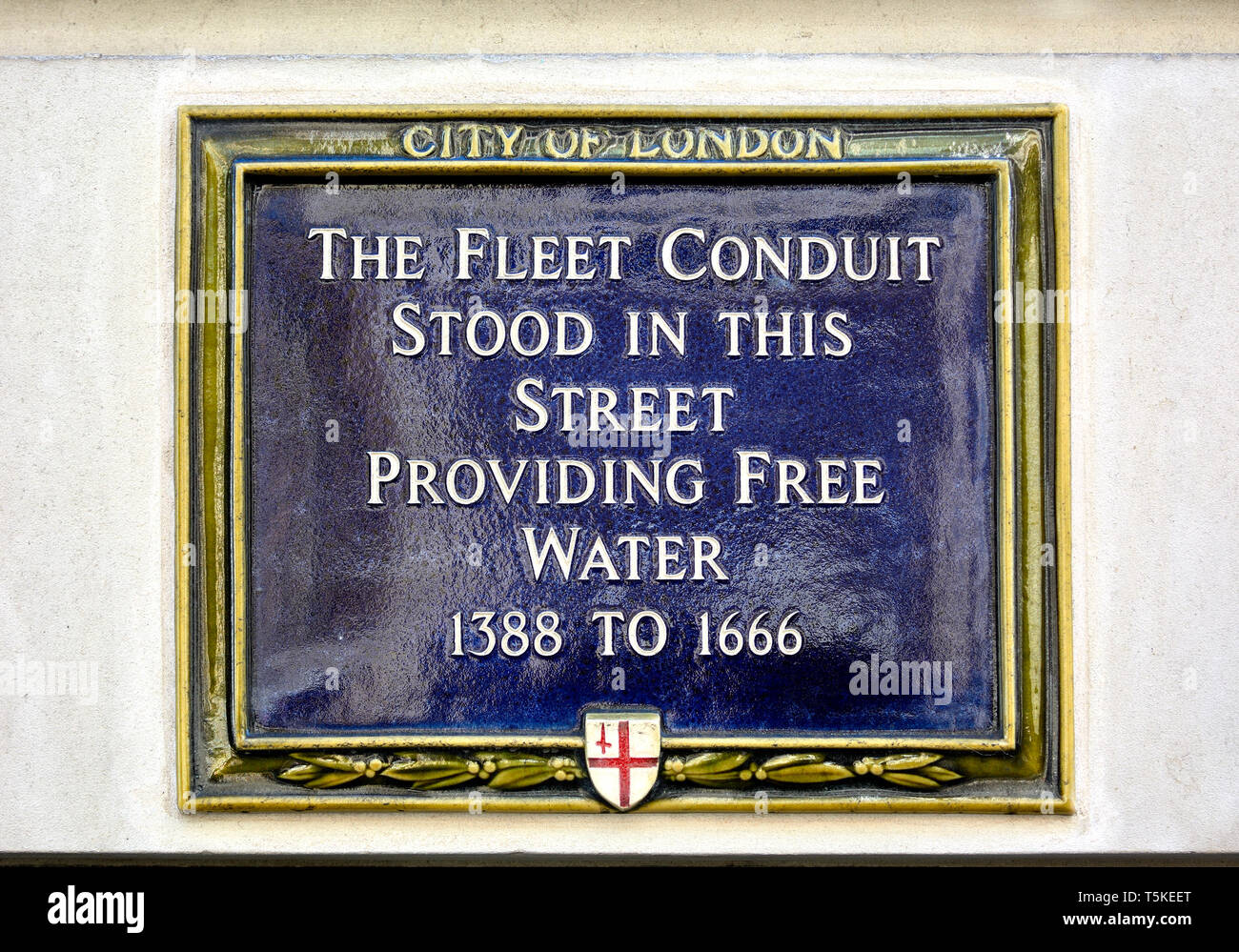 London, England, UK. Blaue Plakette bei 81 Fleet Street: Die Flotte Conduit in dieser Straße stand mit kostenlosem Wasser 1388 bis 1666 Stockfoto