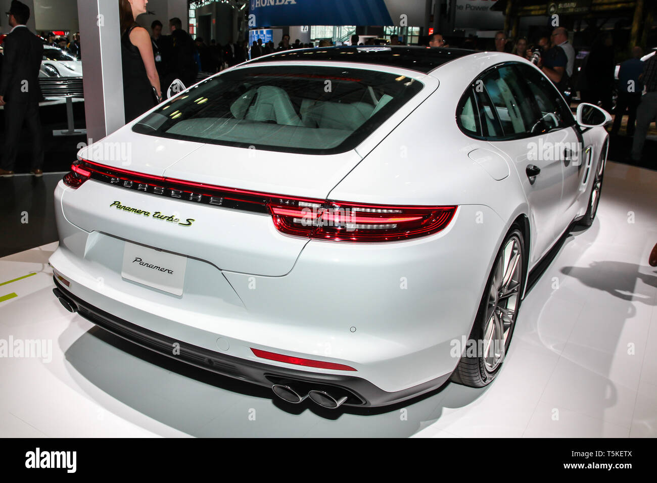 Porsche Panamera auf der New York International Auto Show 2019, im Jacob Javits Center. Dies wurde Drücken Sie die Taste Vorschau Tag einer der NYIAS Stockfoto