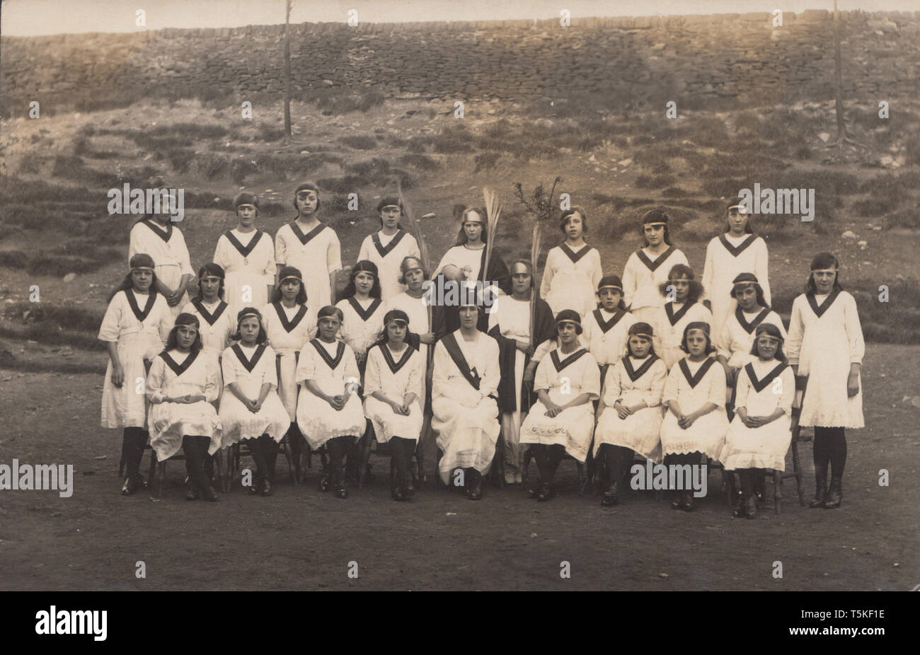 Jahrgang des frühen 20. Jahrhunderts photographische Postkarte zeigt eine Gruppe von Schule Mädchen, die theatralische Kostüme/Fancy Dress. Stockfoto