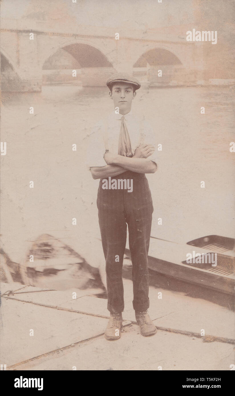 Jahrgang 1911 fotografische Richmond, Surrey Postkarte von einem jungen Mann namens George tragen ein Tuch verschließen. Erscheint eine Bootfahrt Attendant zu sein Stockfoto