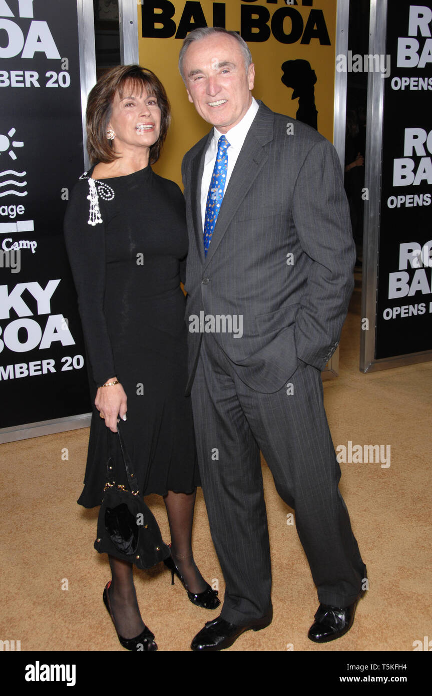 LOS ANGELES, Ca. Dezember 13, 2006: L.A. Police Chief William J. BRATTON & Frau RIKKI KLIEMAN bei der Weltpremiere von "Rocky Balboa" im Grauman Chinese Theater, Hollywood. Bild: Paul Smith/Featureflash Stockfoto