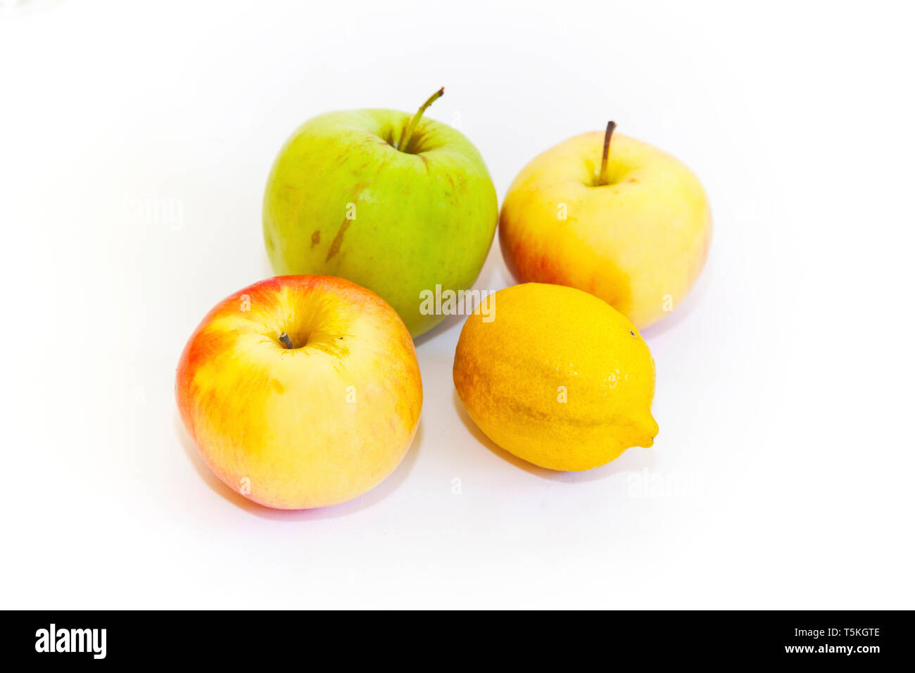 Äpfel auf dem Tisch, isoliert Stockfoto