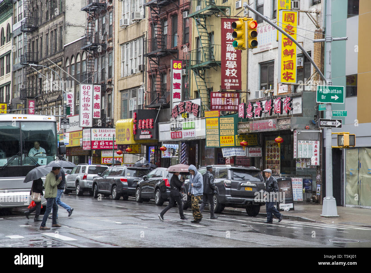 An einem regnerischen Tag auf der East Broadway, Chinatown, Manhattan, New York City. Stockfoto