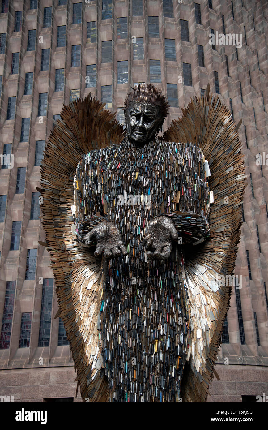 Messer Engel Skulptur außerhalb von Coventry Cathedral Stockfoto