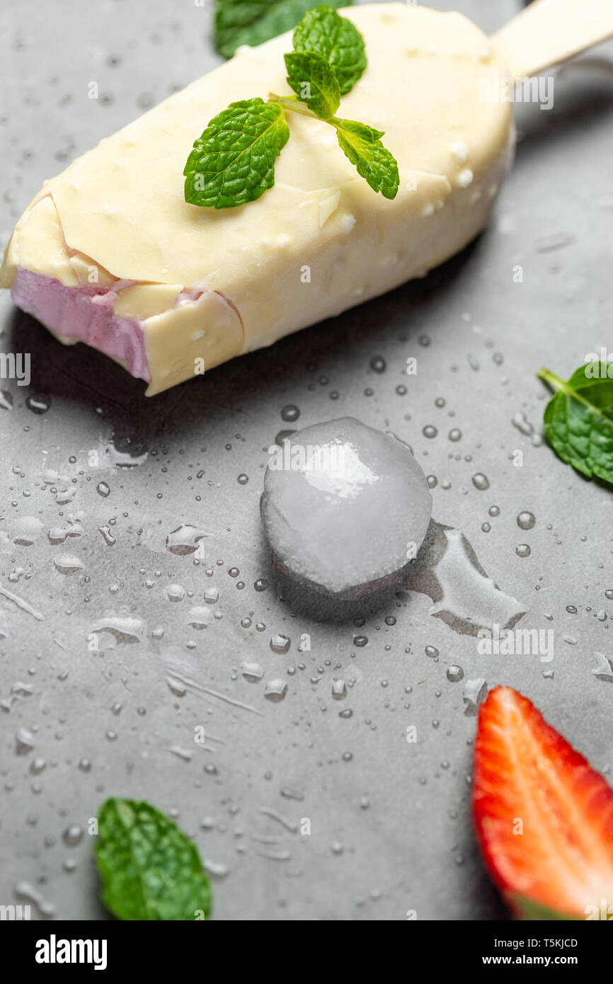 Gebissen popsicle Eis Schokolade, Erdbeere Schokolade auf Tisch Stockfoto