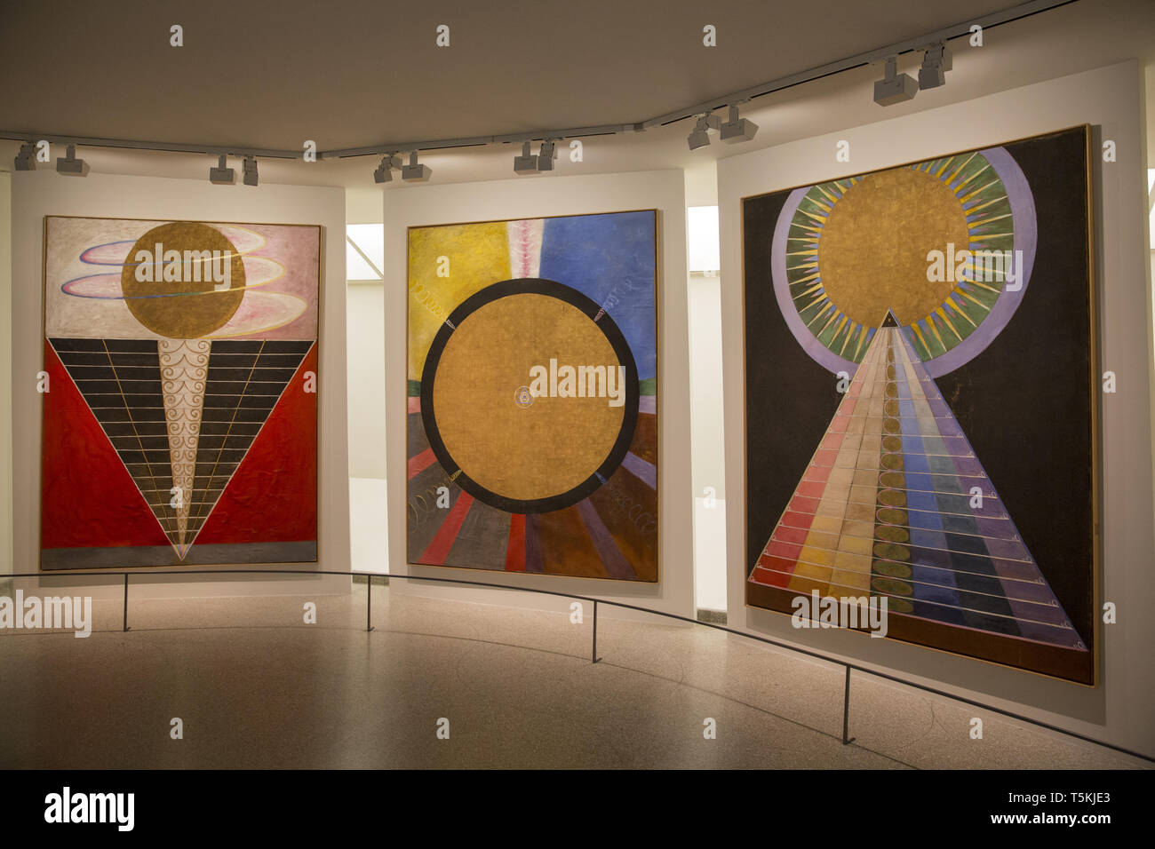 Museum goers im Guggenheim Museum in New York City anzeigen Der hilma af Klint Ausstellung Die beliebtesten zeigen immer im Museum. Stockfoto