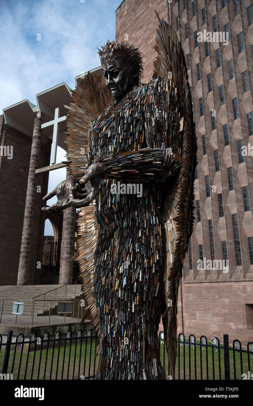 Das Messer Engel Skulptur außerhalb von Coventry Cathedral Stockfoto