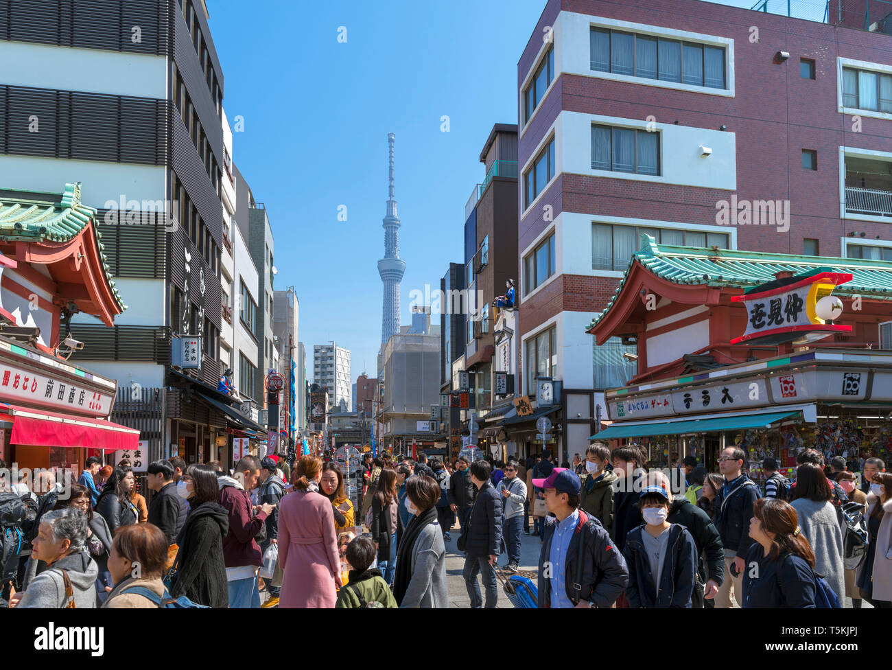 Tokio Asakusa. Geschäfte und restaurantslooking in Richtung Tokyo Sky Tree, Taito, Asakusa, Tokyo, Japan Stockfoto