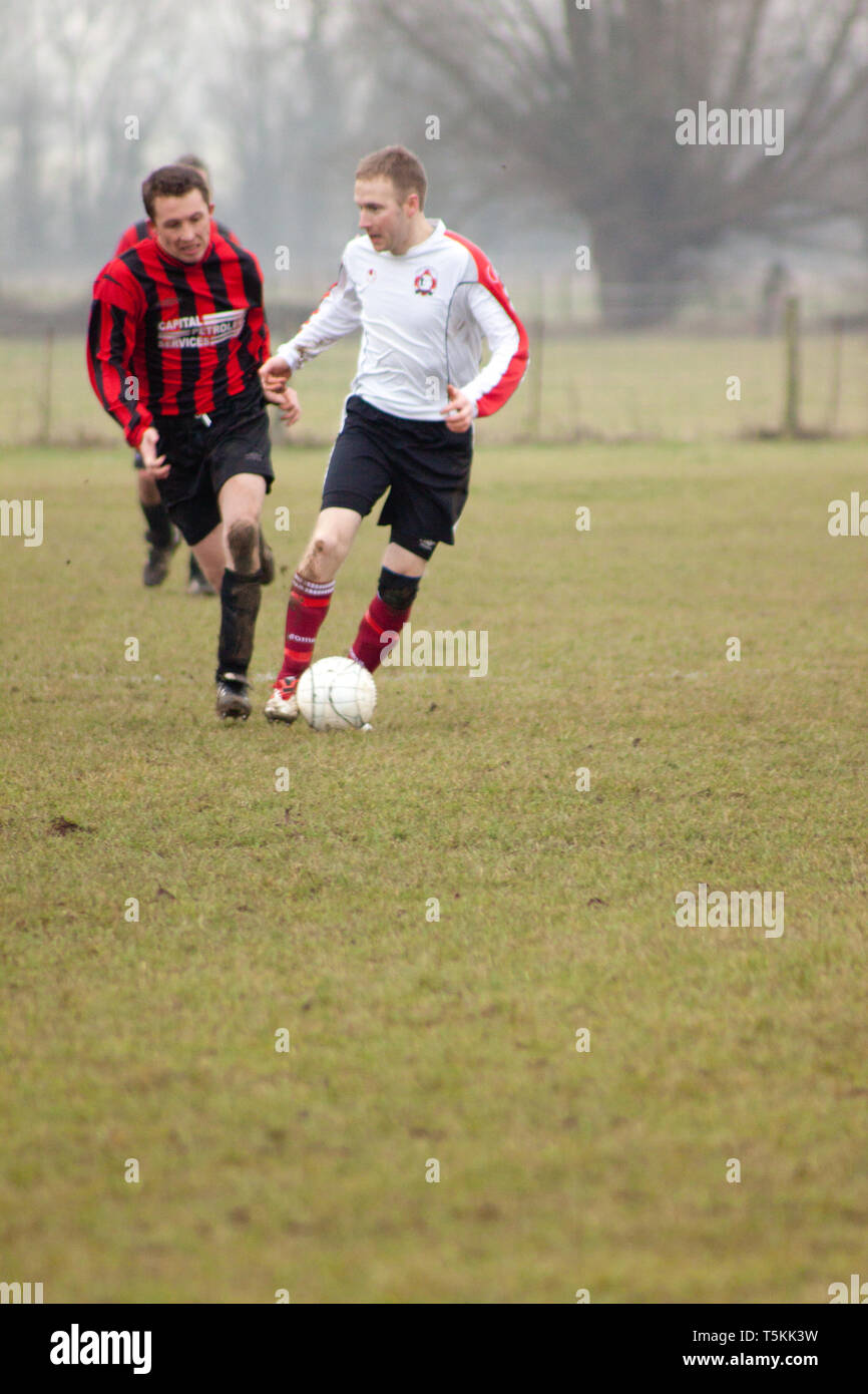 Männer konkurrieren in einem Fußballspiel Stockfoto