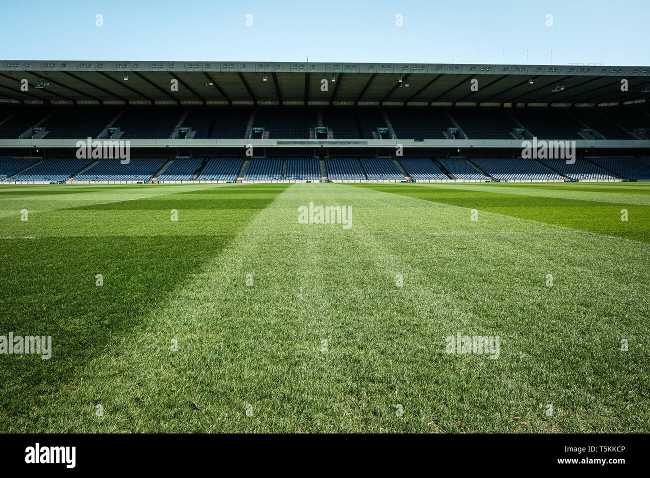Das Murrayfield Rugby Stadium, in dem die Tonhöhe und Ostseite des Stadions steht, während an einem sonnigen Tag, Edinburgh, East Lothian, Schottland leer Stockfoto