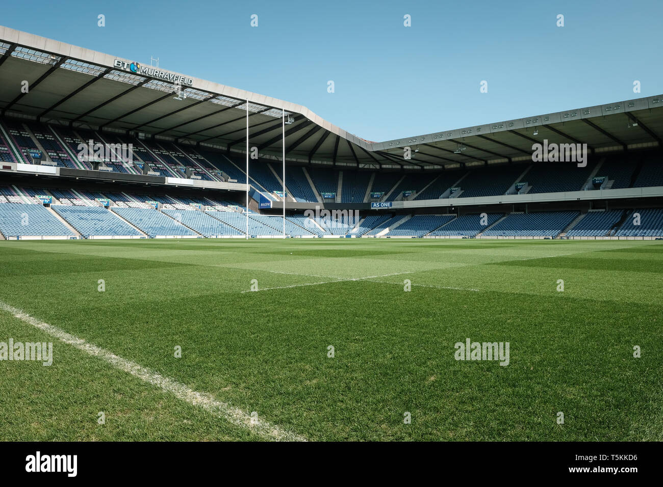Das Murrayfield Rugby Stadium, im Norden steht und Torpfosten während leer an einem sonnigen Tag, Edinburgh, East Lothian, Schottland Stockfoto