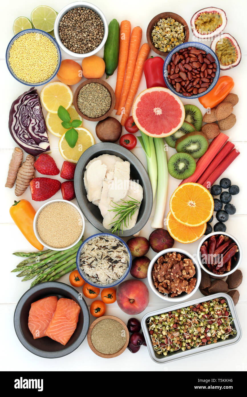 Gesunde Ernährung Lebensmittel zur Gewichtsreduktion, einschließlich Appetit zu unterdrücken, Gemüse, Obst, Fleisch, Fisch, Samen, Getreide, Gewürzen und Kräutern. Stockfoto
